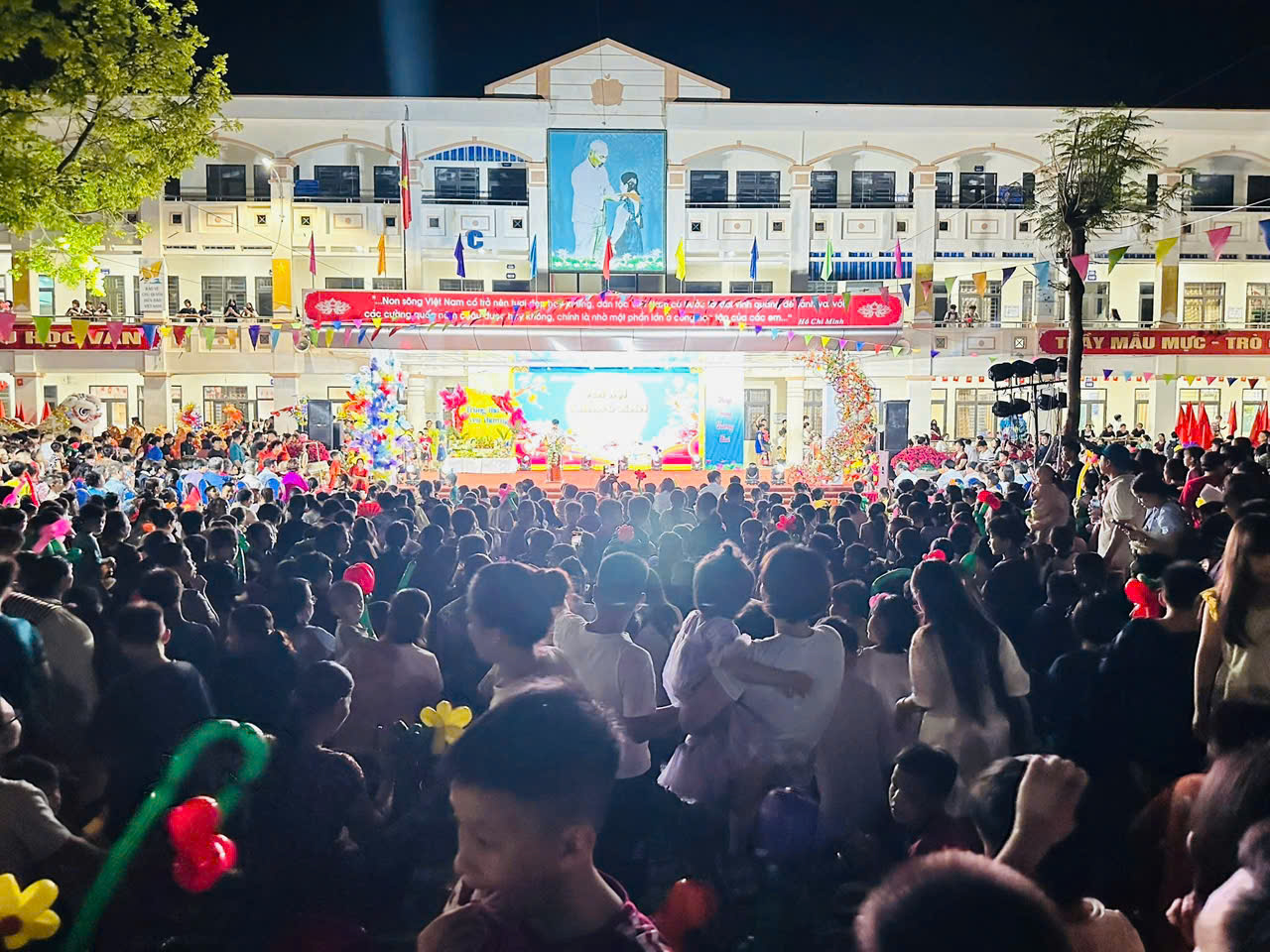 Các xã vùng ven Hà Nội lung linh trong đêm hội Trung thu- Ảnh 12. Các xã vùng ven Hà Nội lung linh trong đêm hội Trung thu- Ảnh 12.