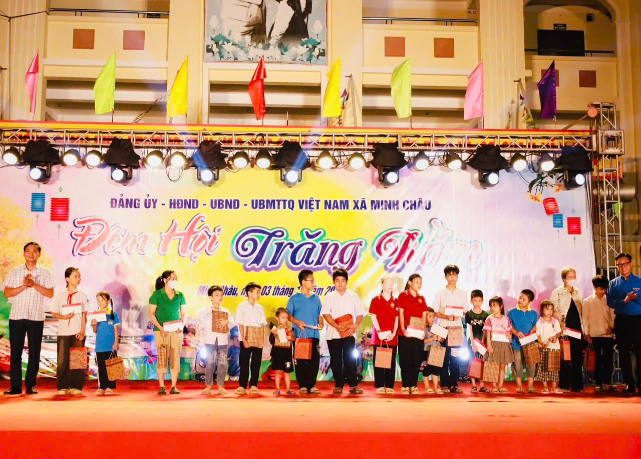 Các xã vùng ven Hà Nội lung linh trong đêm hội Trung thu- Ảnh 8. Các xã vùng ven Hà Nội lung linh trong đêm hội Trung thu- Ảnh 8.