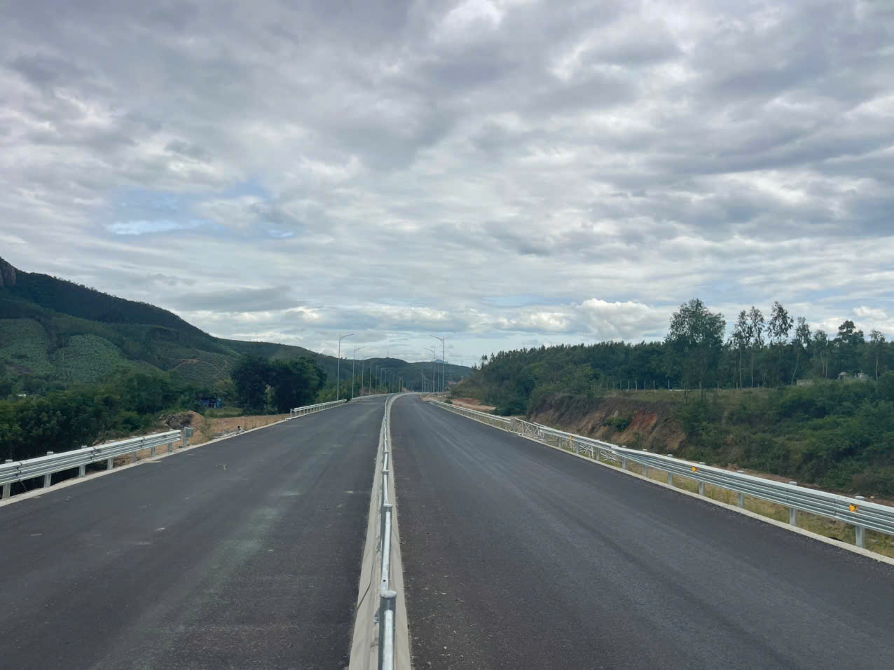 Nh&agrave; thầu lớn đua tiến độ về đ&iacute;ch sớm tr&ecirc;n đại c&ocirc;ng trường cao tốc Bắc - Nam- Ảnh 1.