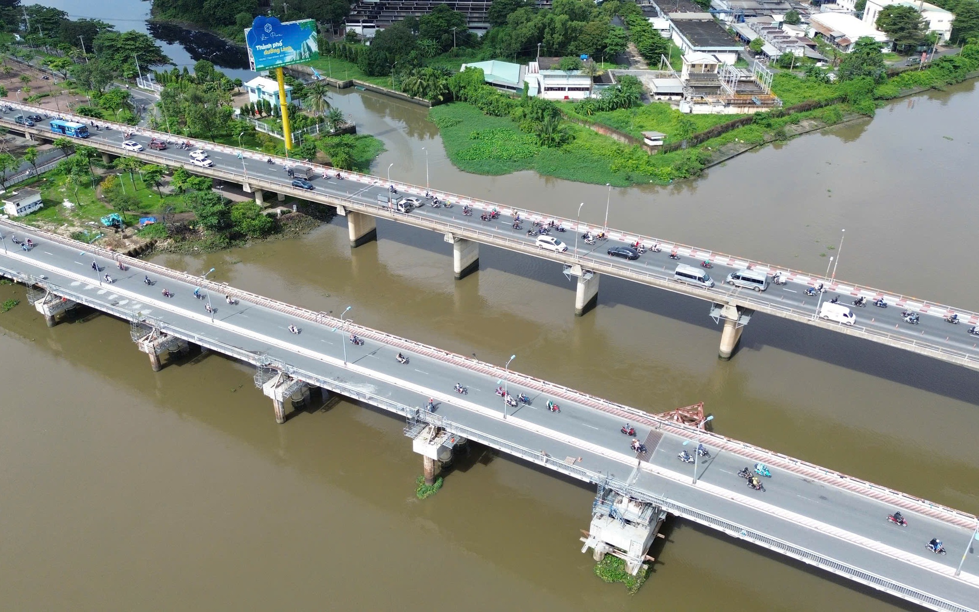 Ho&agrave;n tất k&iacute;ch n&acirc;ng tĩnh kh&ocirc;ng th&ocirc;ng thuyền cầu 11.000 tấn bắc qua s&ocirc;ng S&agrave;i G&ograve;n l&ecirc;n 7m
