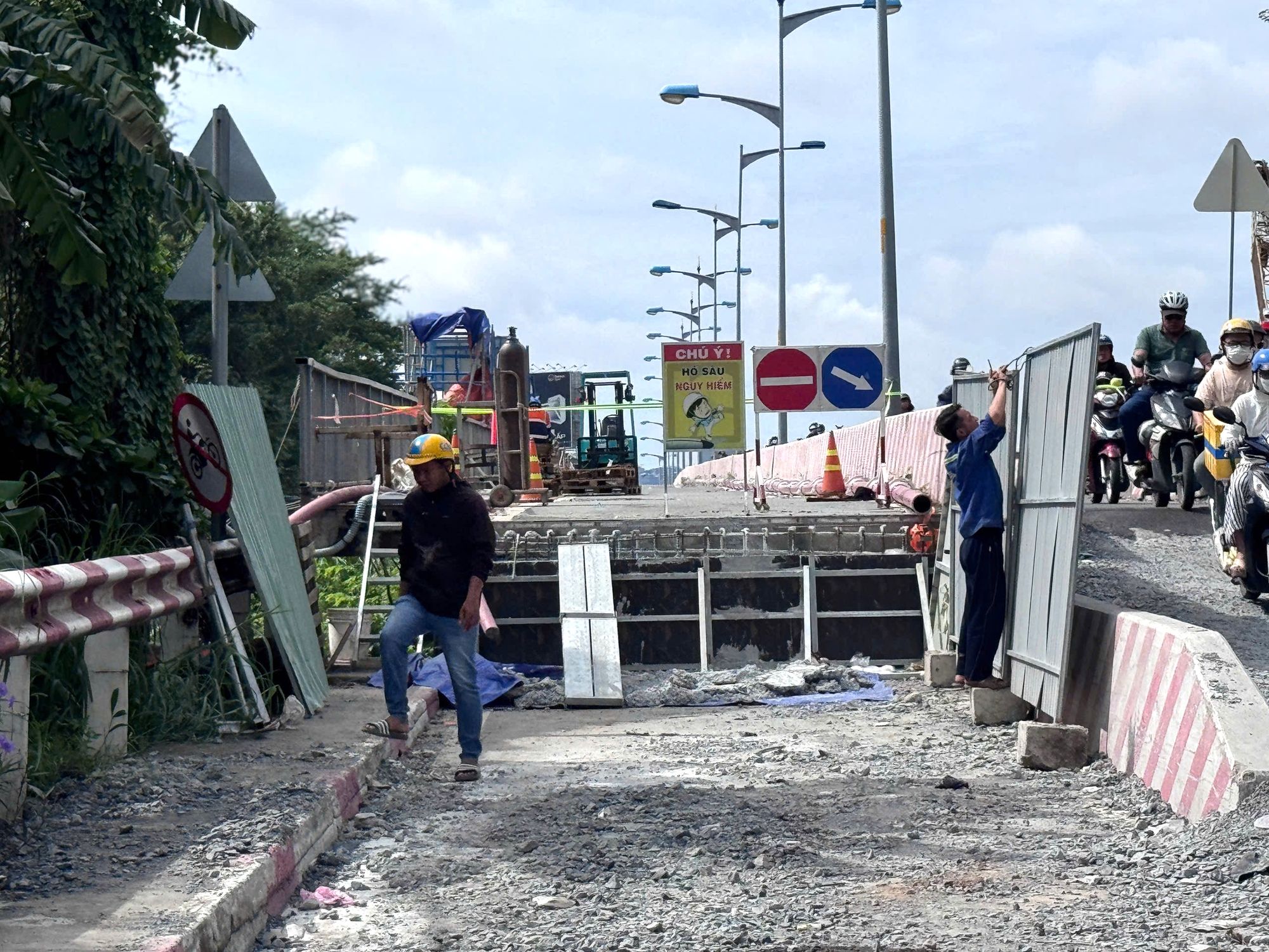 Ho&agrave;n tất k&iacute;ch n&acirc;ng tĩnh kh&ocirc;ng th&ocirc;ng thuyền cầu 11.000 tấn bắc qua s&ocirc;ng S&agrave;i G&ograve;n l&ecirc;n 7m- Ảnh 3.