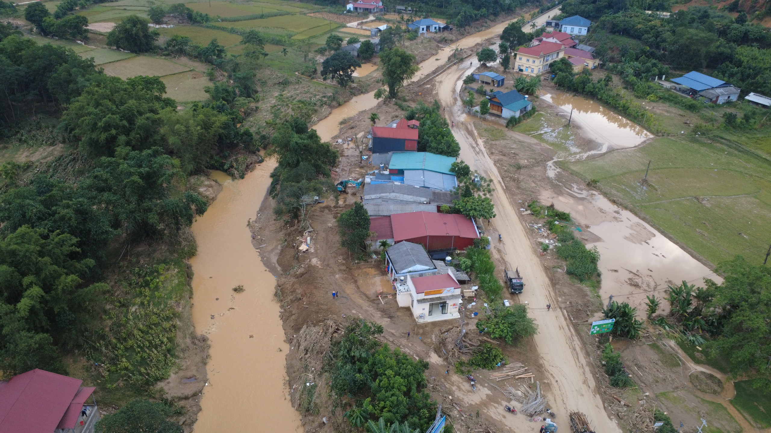 Ph&oacute; Thủ tướng Trần Hồng H&agrave; kiểm tra khắc phục hậu quả b&atilde;o số 10 tại L&agrave;o Cai- Ảnh 3.