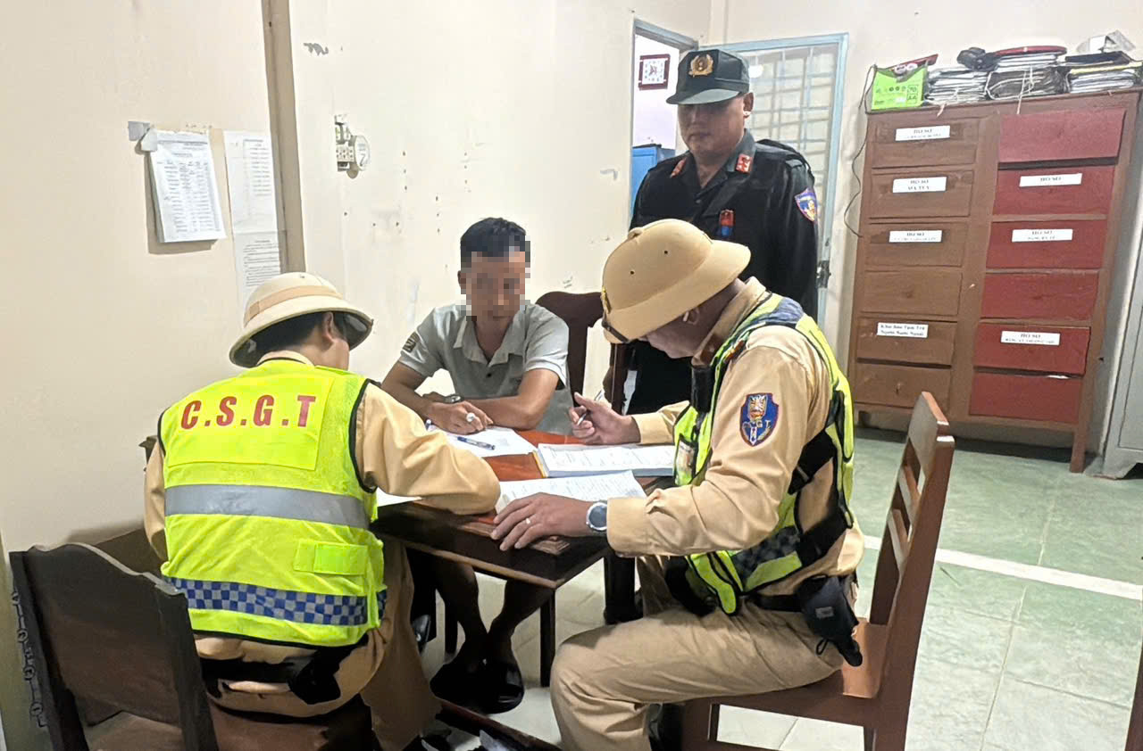 Dừng xe tr&ecirc;n cao tốc Mỹ Thuận - Cần Thơ để bay flycam, t&agrave;i xế bị xử phạt v&agrave; trừ điểm GPLX- Ảnh 1.