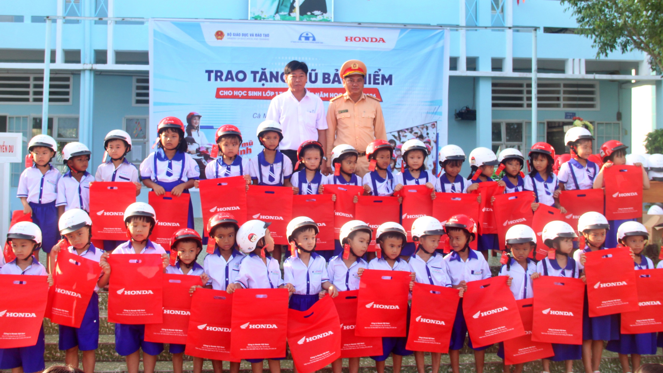 C&agrave; Mau: Tuy&ecirc;n truyền Luật Giao th&ocirc;ng, tặng mũ bảo hiểm cho học sinh lớp 1- Ảnh 7.