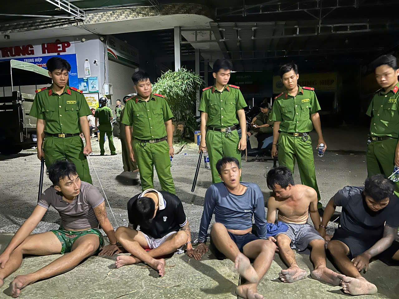 An Giang đưa hơn 250 học vi&ecirc;n bỏ trốn quay lại cơ sở cai nghiện ma t&uacute;y số 2- Ảnh 1.