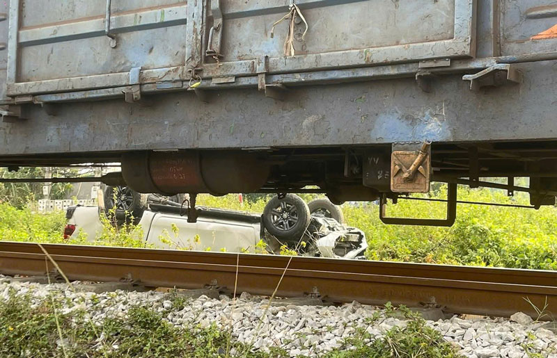 Chiếc xe b&aacute;n tải bị lật ngửa xuống ruộng.