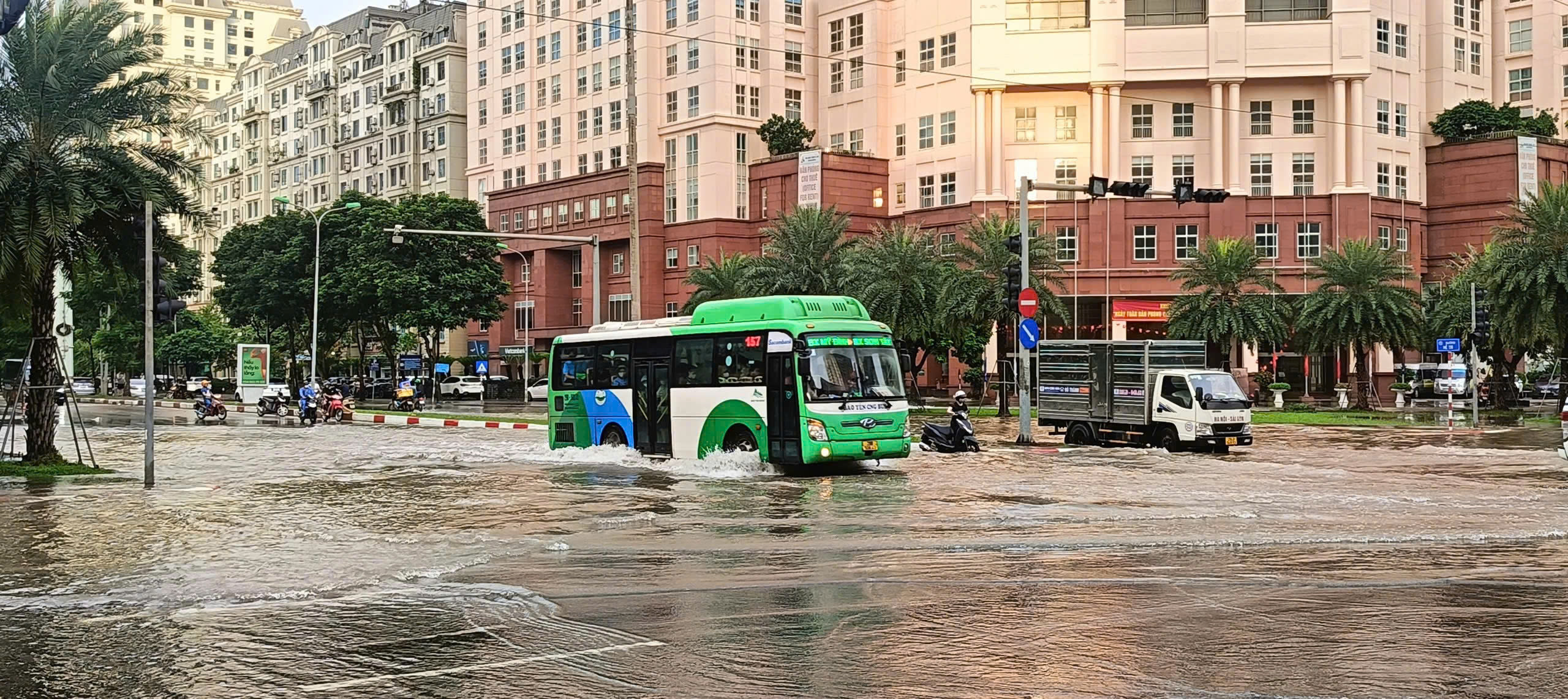 H&agrave; Nội: Ứng ph&oacute; b&atilde;o Matmo, xe bu&yacute;t c&oacute; thể tạm dừng, t&agrave;u điện trong t&igrave;nh trạng cảnh b&aacute;o cao- Ảnh 1.