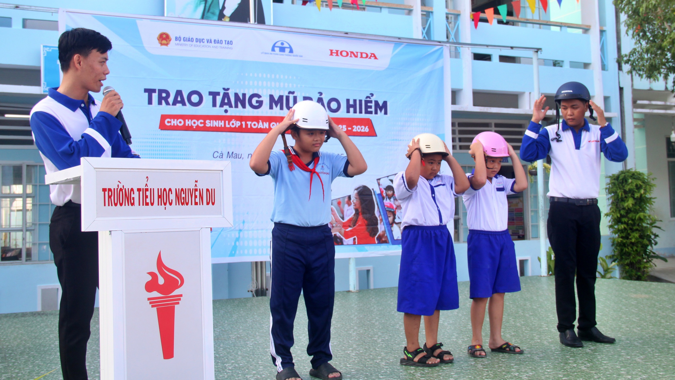 C&agrave; Mau: Tuy&ecirc;n truyền Luật Giao th&ocirc;ng, tặng mũ bảo hiểm cho học sinh lớp 1- Ảnh 3.