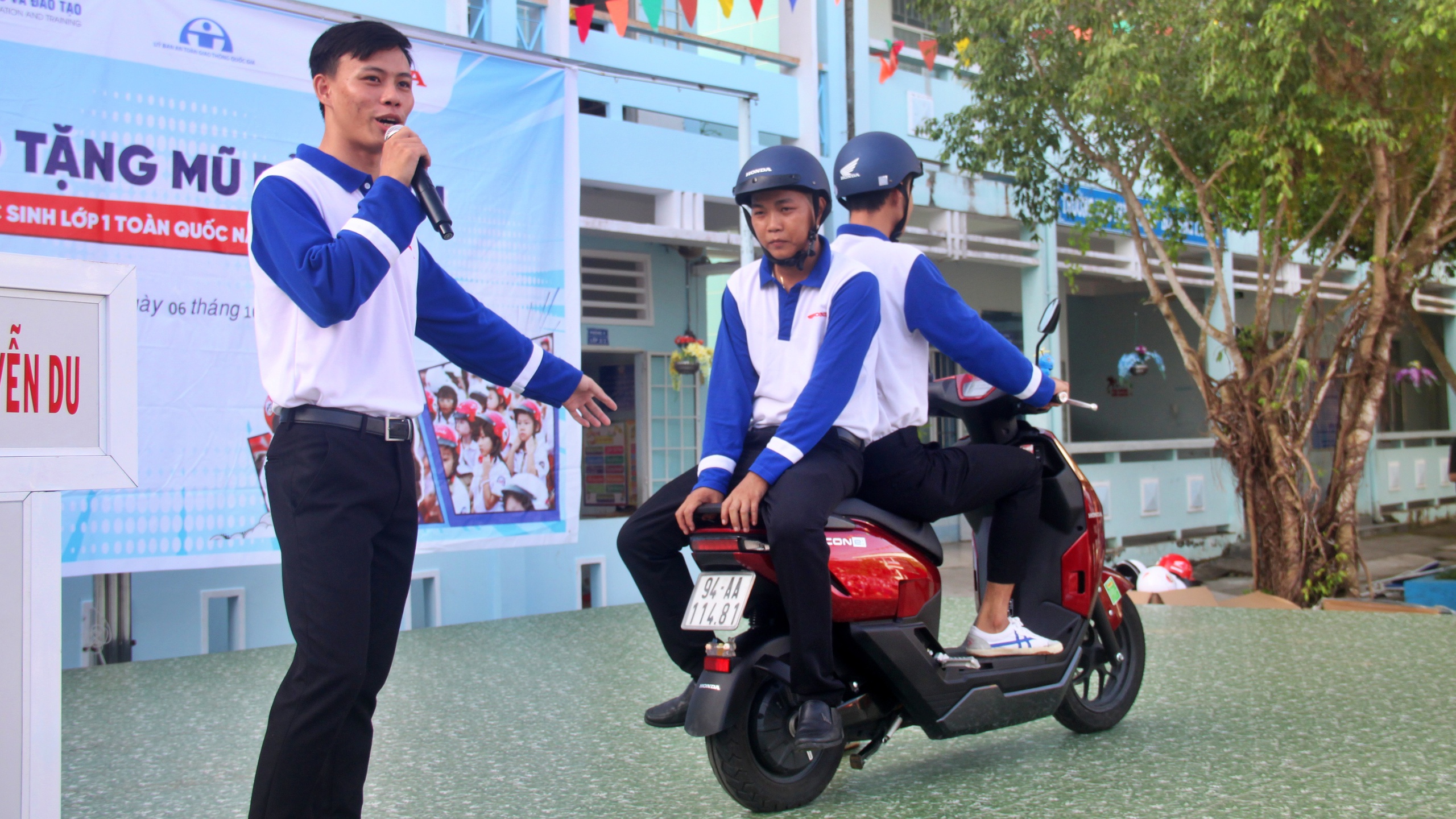 C&agrave; Mau: Tuy&ecirc;n truyền Luật Giao th&ocirc;ng, tặng mũ bảo hiểm cho học sinh lớp 1- Ảnh 4.