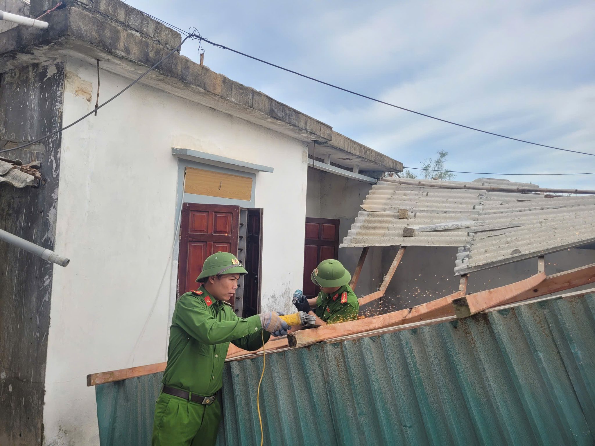 Những người h&ugrave;ng giữa t&acirc;m b&atilde;o H&agrave; Tĩnh: Từ hiến m&aacute;u cứu sản phụ đến dựng lại m&aacute;i nh&agrave;- Ảnh 6.