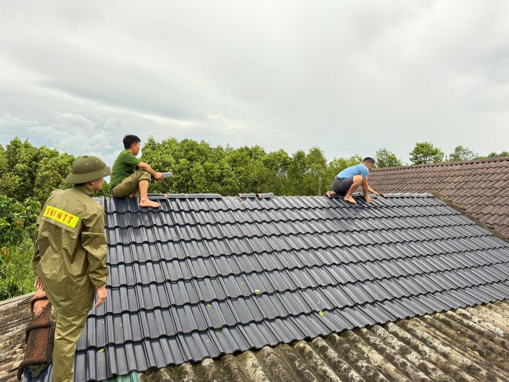 Những người h&ugrave;ng giữa t&acirc;m b&atilde;o H&agrave; Tĩnh: Từ hiến m&aacute;u cứu sản phụ đến dựng lại m&aacute;i nh&agrave;- Ảnh 5.