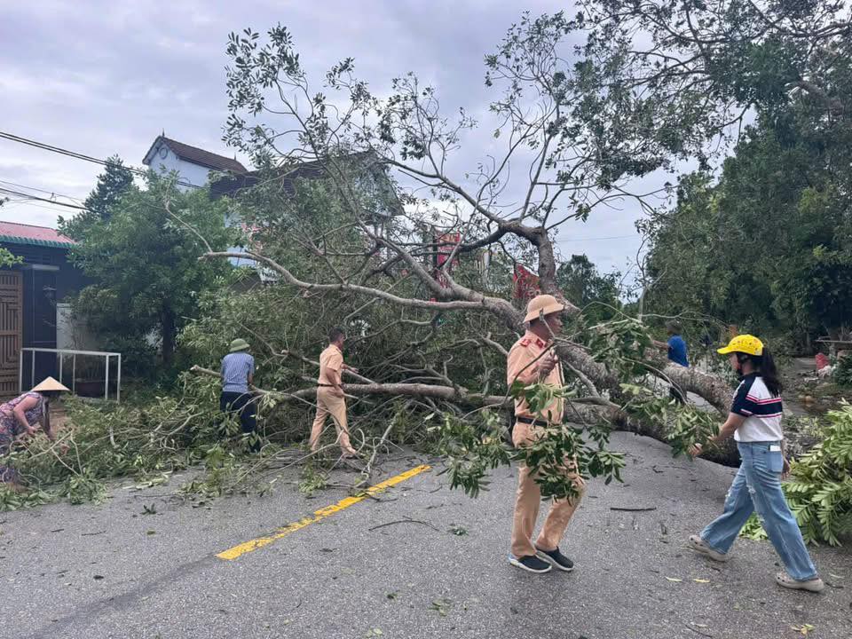 Những người h&ugrave;ng giữa t&acirc;m b&atilde;o H&agrave; Tĩnh: Từ hiến m&aacute;u cứu sản phụ đến dựng lại m&aacute;i nh&agrave;- Ảnh 4.