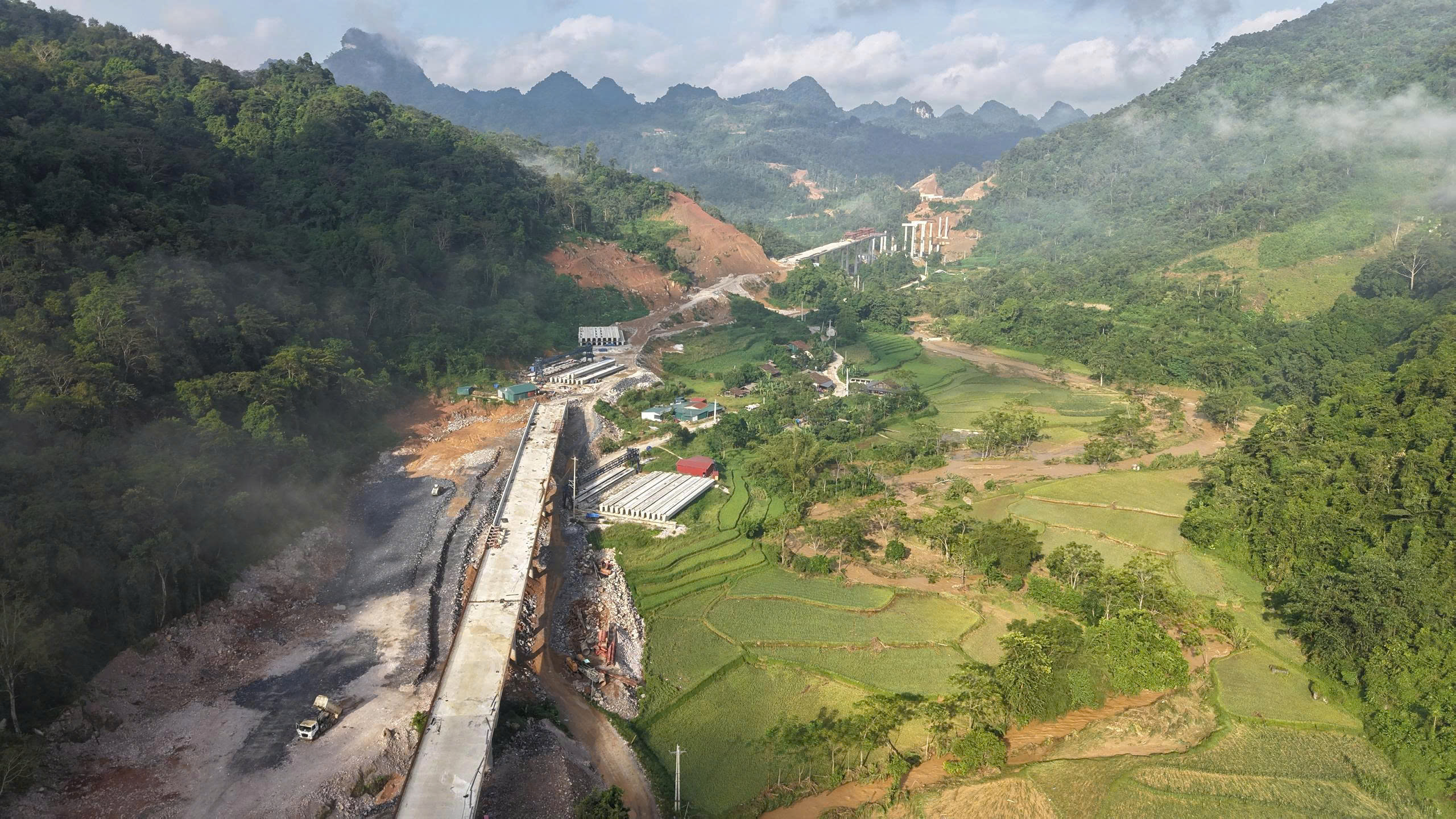 Nh&agrave; thầu giao th&ocirc;ng điều chỉnh ca k&iacute;p, l&ecirc;n sơ đồ tho&aacute;t nạn, sẵn s&agrave;ng ứng ph&oacute; b&atilde;o số 11- Ảnh 1.