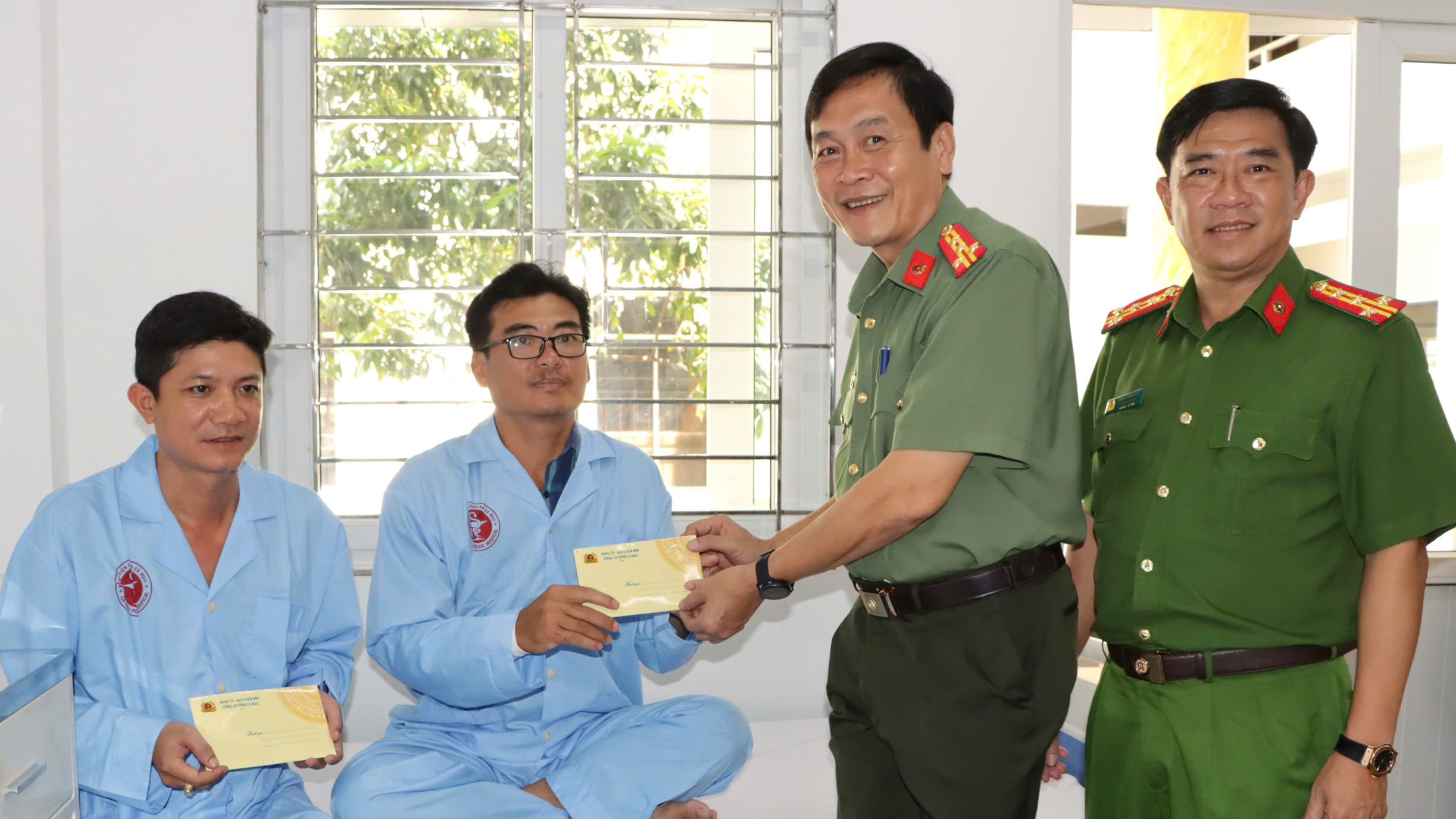 Sức khỏe 2 c&aacute;n bộ c&ocirc;ng an bị thương khi l&agrave;m nhiệm vụ ở C&agrave; Mau hiện ra sao?- Ảnh 1.