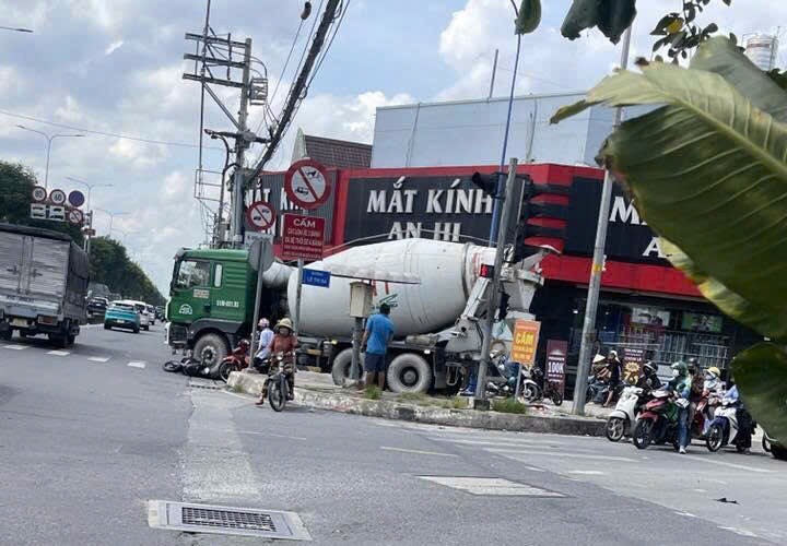 TP.HCM: Người phụ nữ đi xe m&aacute;y tử vong sau va chạm với xe bồn ở H&oacute;c M&ocirc;n- Ảnh 1.