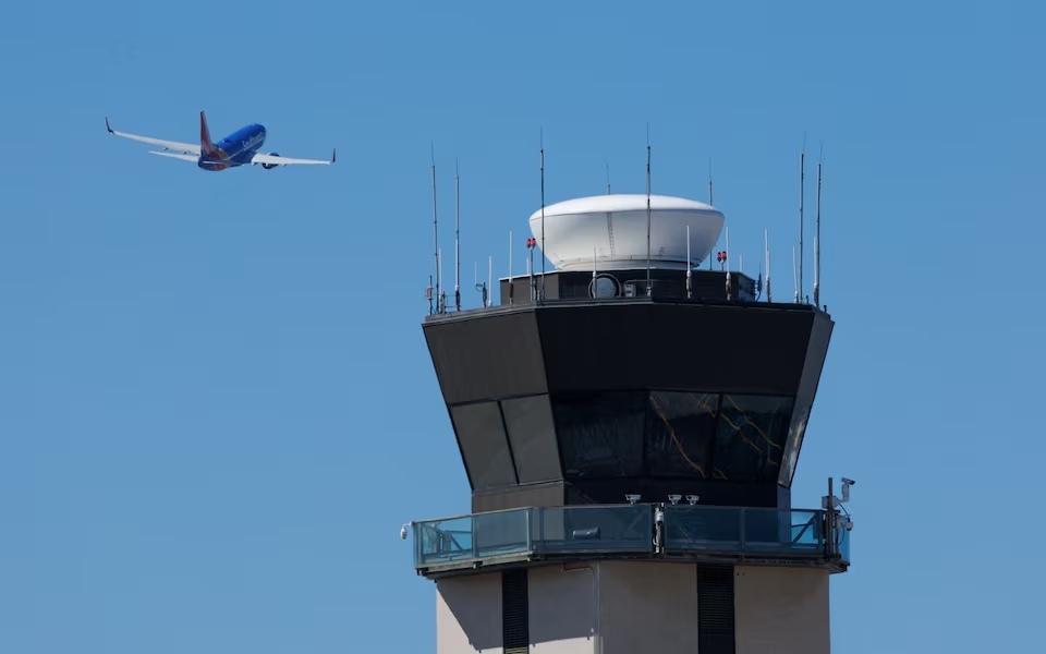 Sân bay Mỹ tiếp tục thiếu kiểm soát không lưu, hàng nghìn chuyến bay bị chậm- Ảnh 2. Chính phủ Mỹ đóng cửa, nhiều sân bay thiếu kiểm soát không lưu