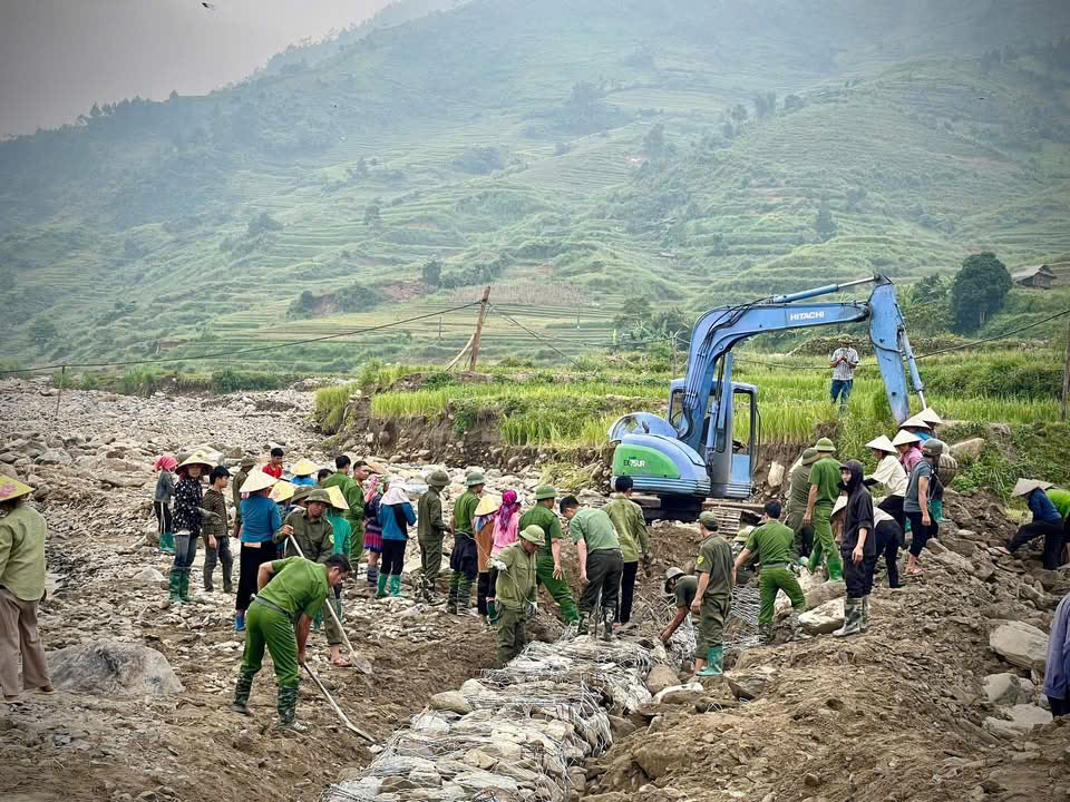 L&agrave;o Cai: Dựng "l&aacute; chắn" ở T&uacute; Lệ, dốc to&agrave;n lực ứng ph&oacute; b&atilde;o số 11, bảo vệ người d&acirc;n- Ảnh 2.