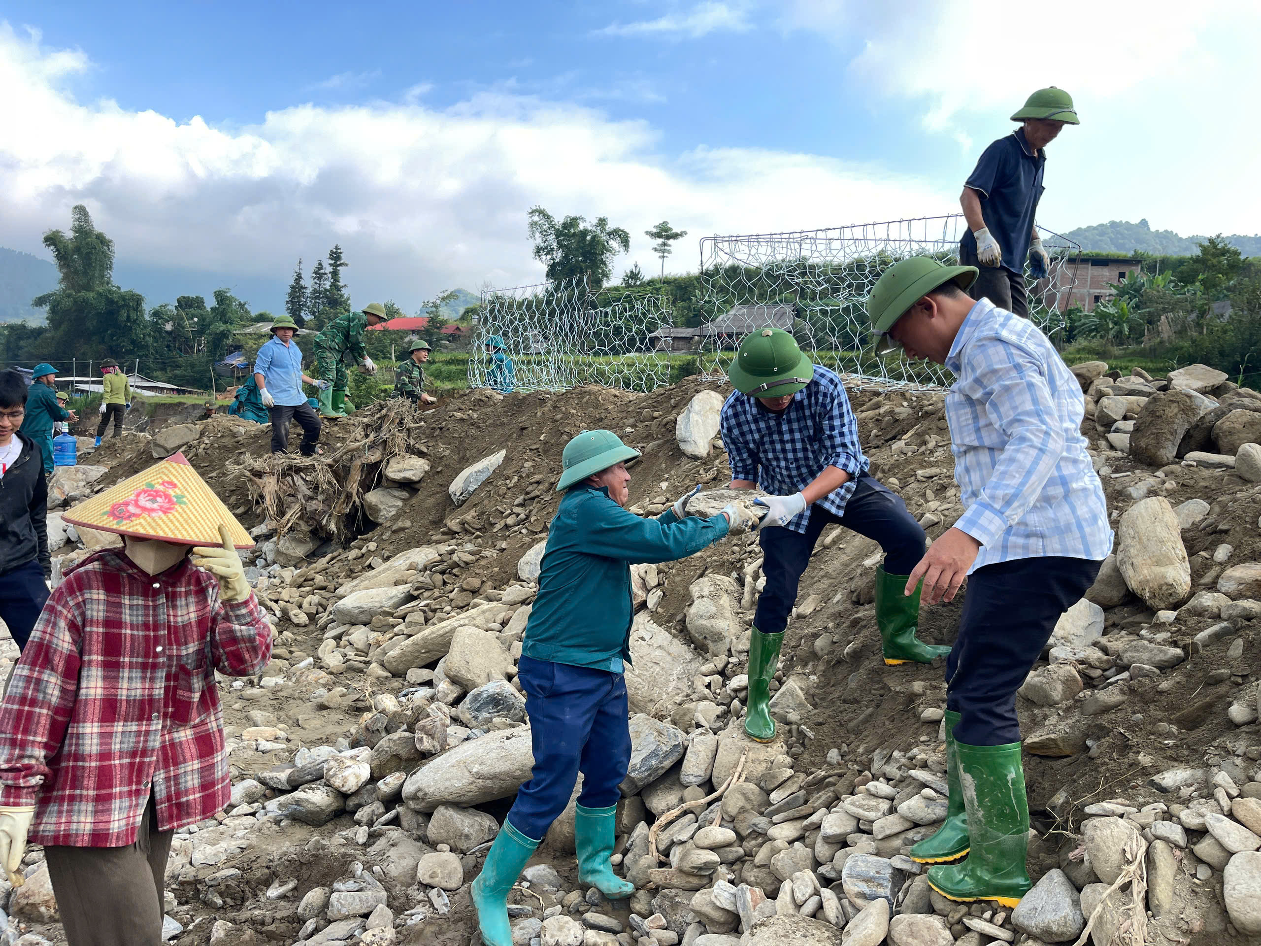L&agrave;o Cai: Dựng "l&aacute; chắn" ở T&uacute; Lệ, dốc to&agrave;n lực ứng ph&oacute; b&atilde;o số 11, bảo vệ người d&acirc;n- Ảnh 1.