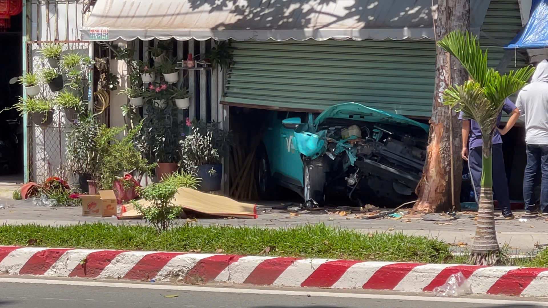 TP.HCM: Xe taxi c&ocirc;ng nghệ chạy ngược chiều, t&ocirc;ng chết người đi xe m&aacute;y- Ảnh 1.