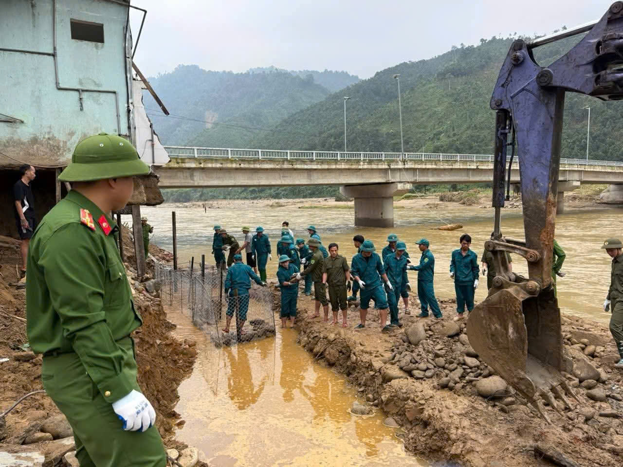 L&agrave;o Cai: Dựng "l&aacute; chắn" ở T&uacute; Lệ, dốc to&agrave;n lực ứng ph&oacute; b&atilde;o số 11, bảo vệ người d&acirc;n- Ảnh 3.