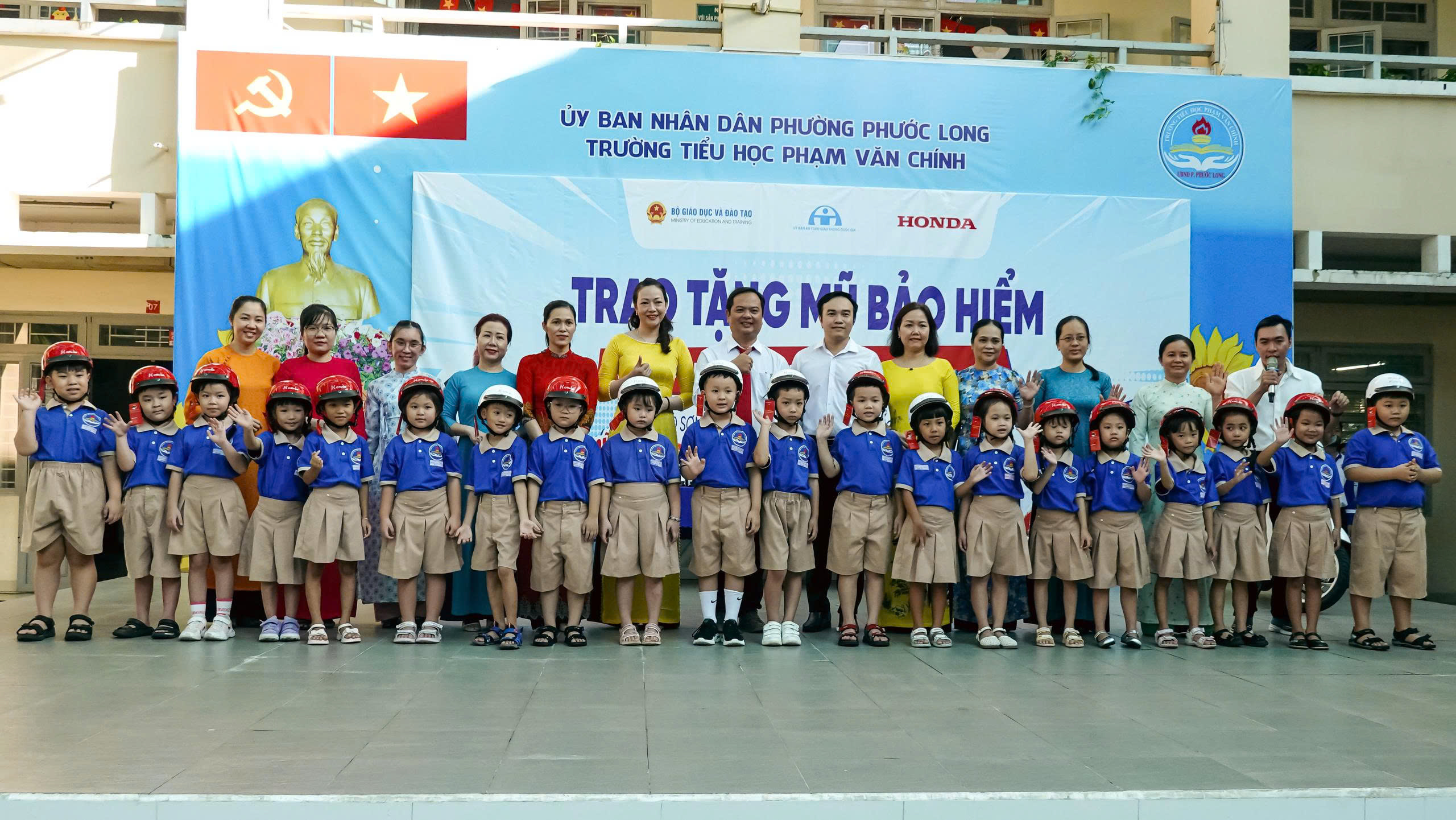 H&agrave;ng trăm học sinh trường tiểu học Phạm Văn Ch&iacute;nh (TP.HCM) được tặng mũ bảo hiểm- Ảnh 1.