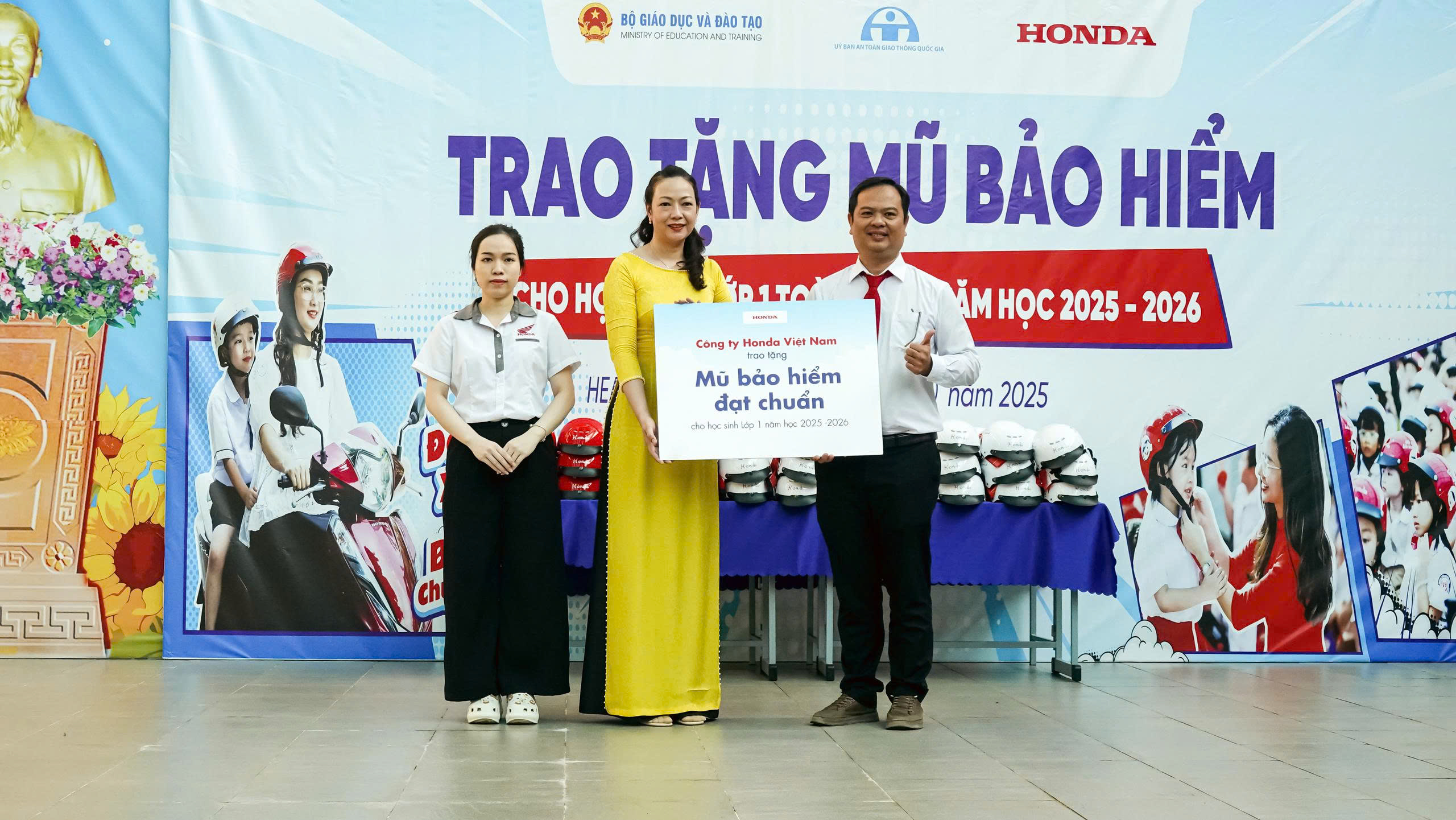 H&agrave;ng trăm học sinh trường tiểu học Phạm Văn Ch&iacute;nh (TP.HCM) được tặng mũ bảo hiểm- Ảnh 2.
