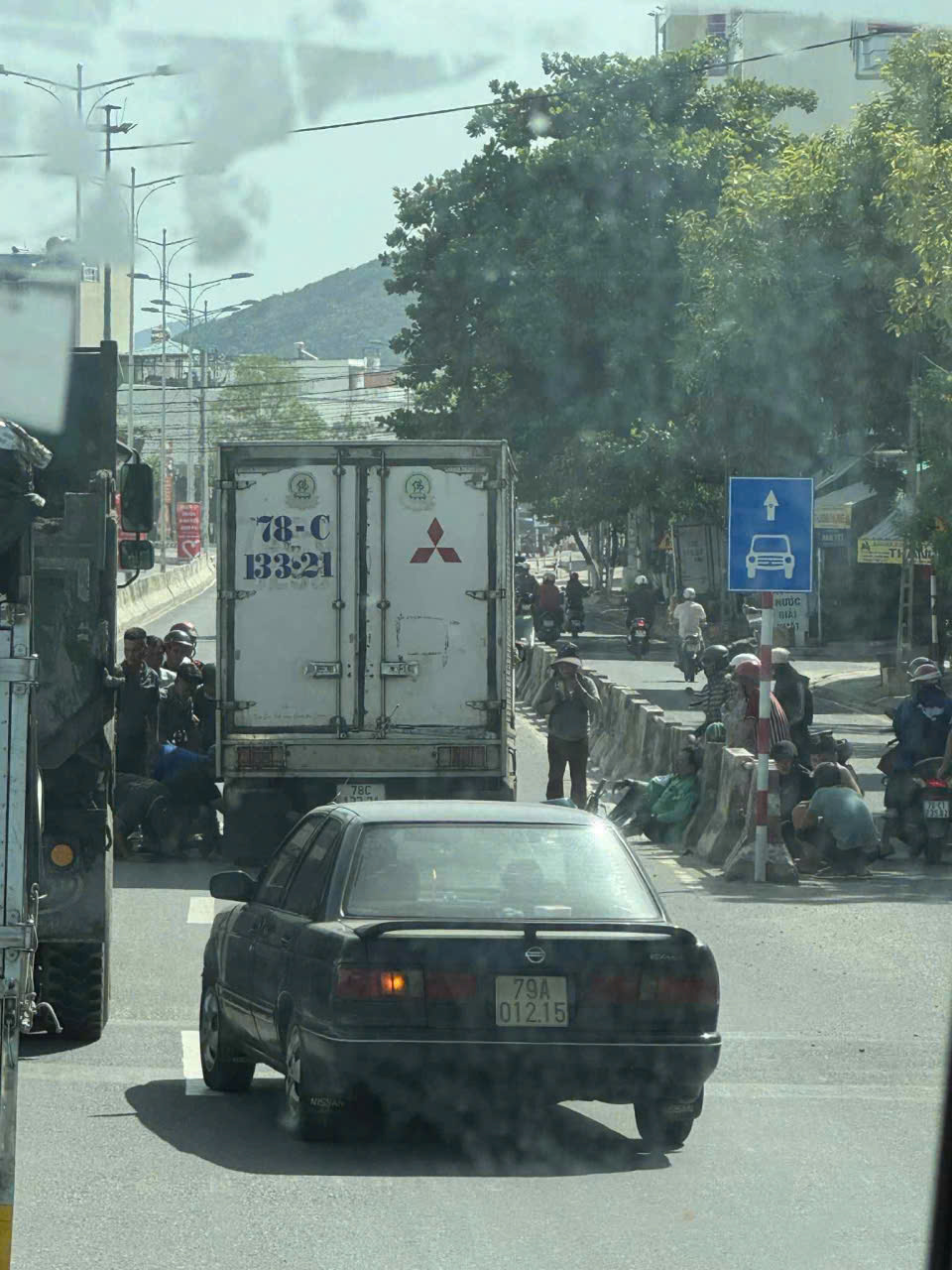 H&agrave;nh kh&aacute;ch xe &ocirc;m c&ocirc;ng nghệ tử vong thương t&acirc;m sau va chạm với xe tải ở Nha Trang- Ảnh 1.