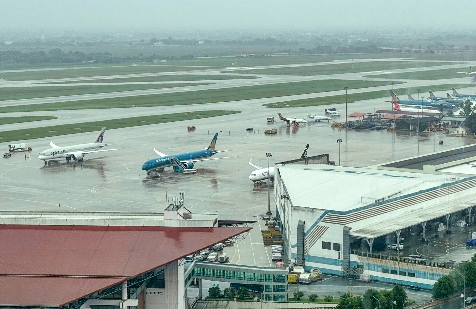 Gần 20 chuyến bay bị ảnh hưởng do mưa d&ocirc;ng tại Nội B&agrave;i- Ảnh 1.