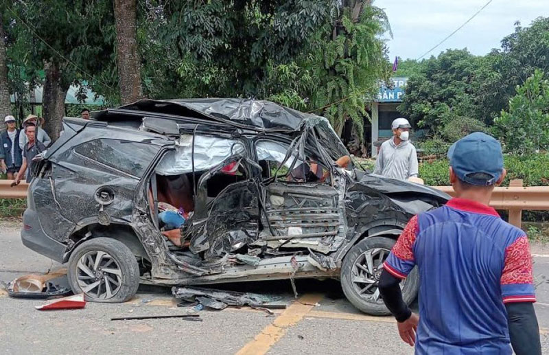 Chiếc xe &ocirc; t&ocirc; con bị hư hỏng nặng tại hiện trường.