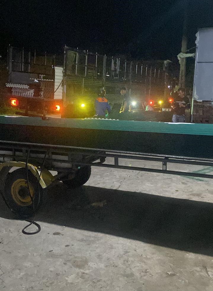 H&agrave; Tĩnh: Người d&acirc;n xếp h&agrave;ng mua vật liệu x&acirc;y dựng về sửa chữa nh&agrave; cửa sau b&atilde;o lũ- Ảnh 4.