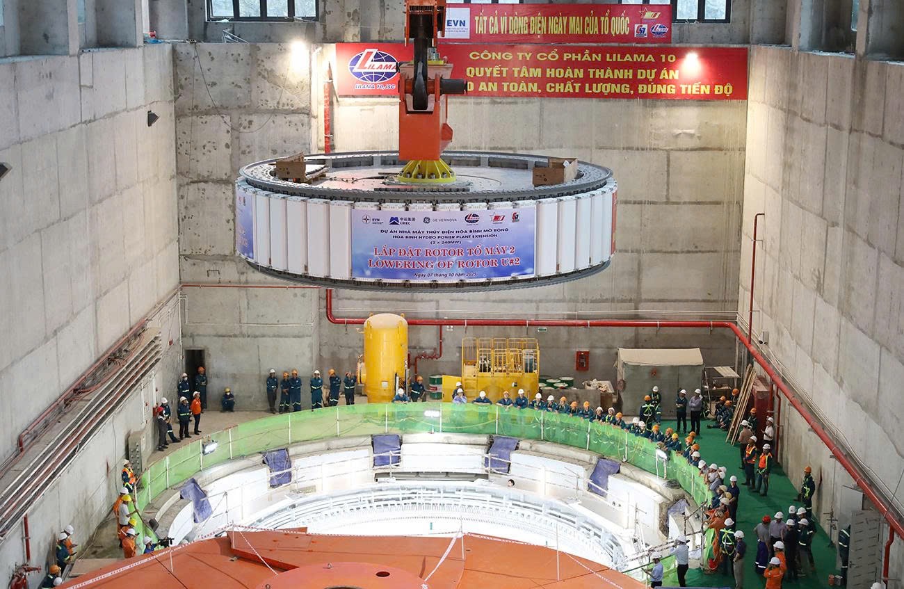 Hạ đặt th&agrave;nh c&ocirc;ng rotor tổ m&aacute;y số 2 - Nh&agrave; m&aacute;y Thủy điện H&ograve;a B&igrave;nh mở rộng- Ảnh 1.