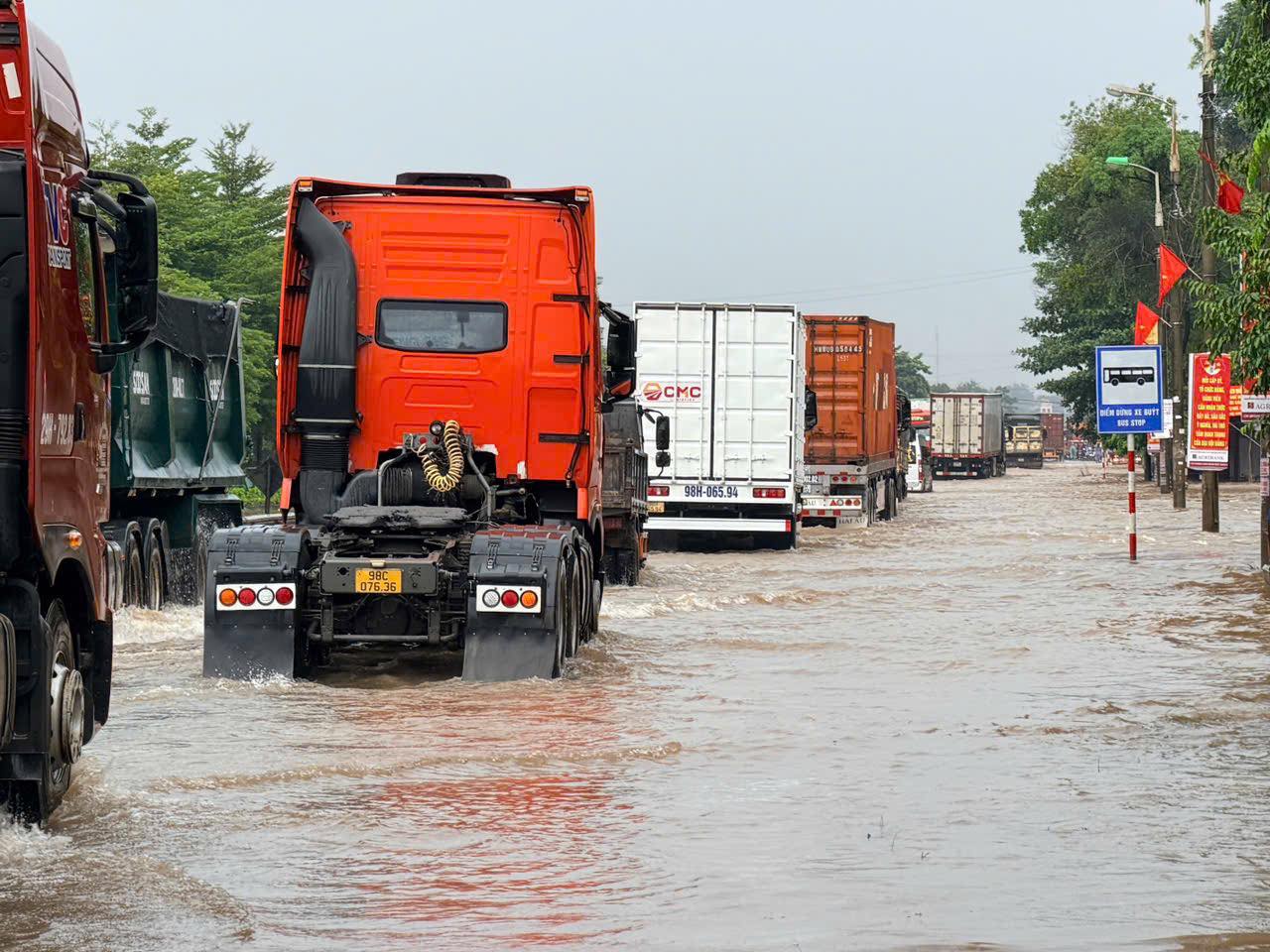 Mưa lớn, nhiều tuyến đường sạt lở, ngập &uacute;ng, cảnh s&aacute;t giao th&ocirc;ng Bắc Ninh cảnh b&aacute;o khẩn- Ảnh 1.