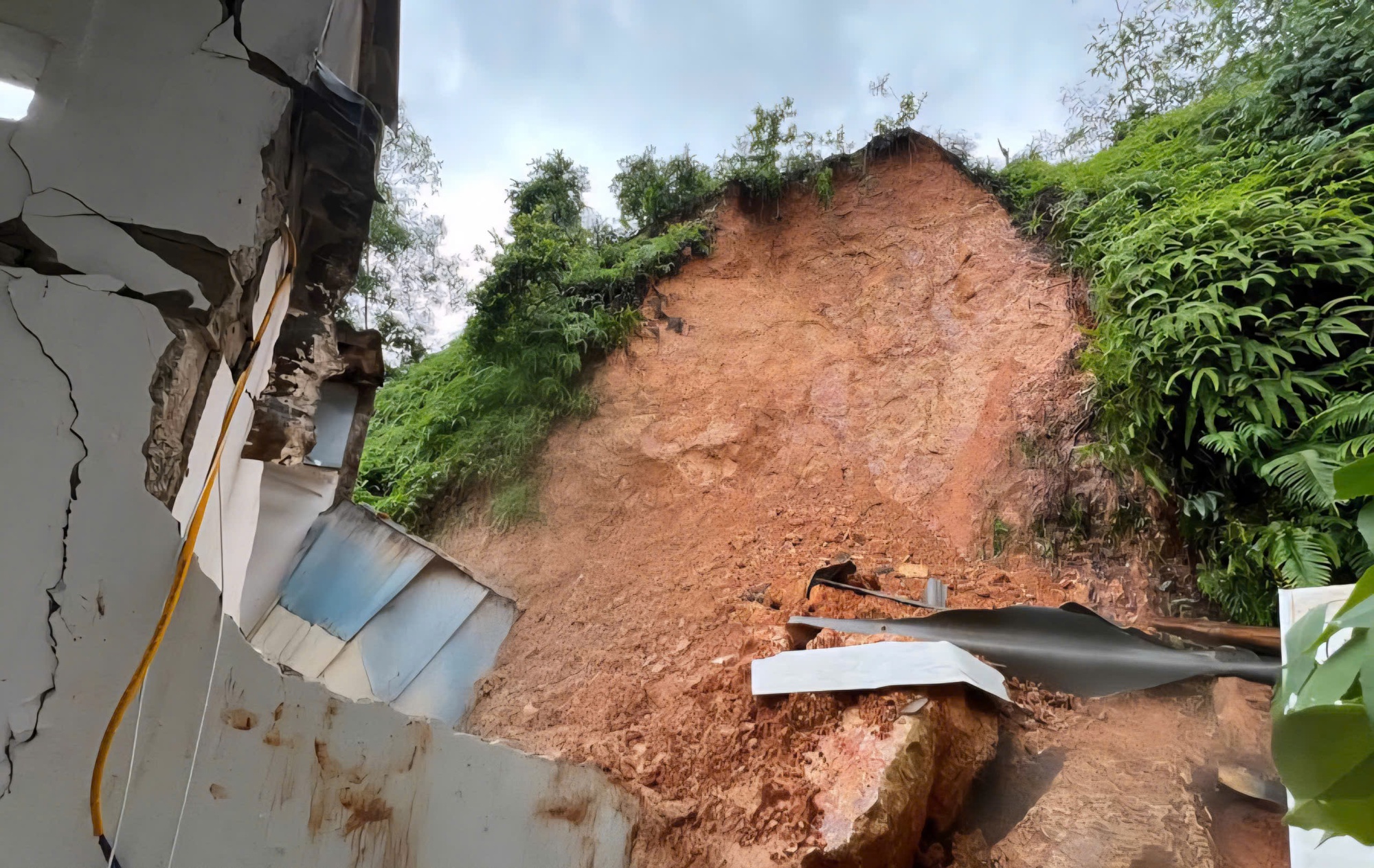 Th&aacute;i Nguy&ecirc;n: Sạt  lở đất ập v&agrave;o ph&ograve;ng trọ, nam sinh 21 tuổi tử vong- Ảnh 1.