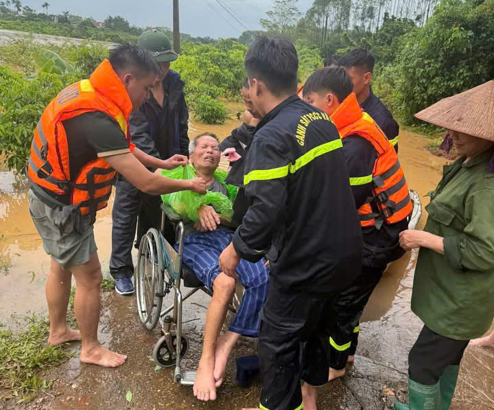 C&ocirc;ng an Bắc Ninh giải cứu 12 người tho&aacute;t khỏi d&ograve;ng nước lũ- Ảnh 1.