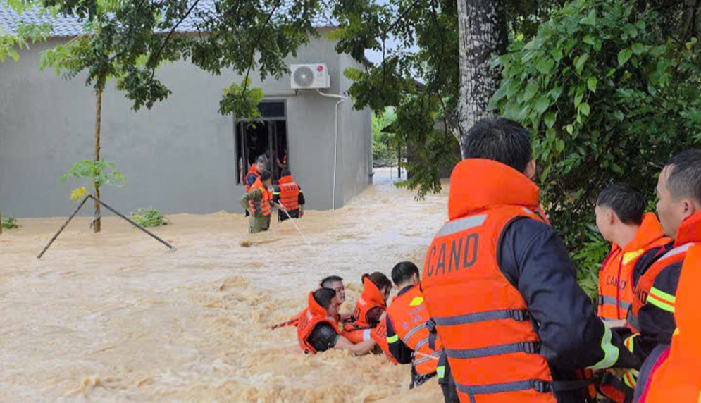 C&ocirc;ng an Bắc Ninh đu d&acirc;y, vượt lũ giải cứu gia đ&igrave;nh 5 người l&uacute;c rạng s&aacute;ng- Ảnh 1.
