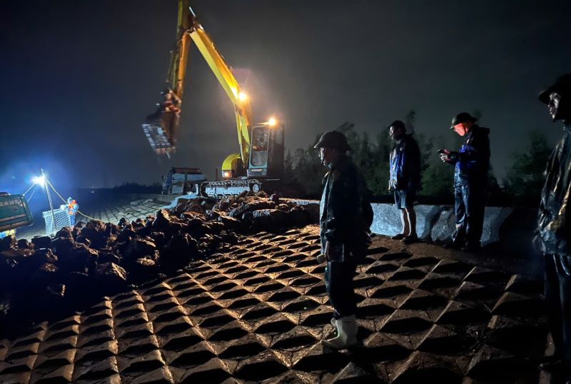 Ninh B&igrave;nh: Huy động nguồn lực, gia cố tuyến đ&ecirc; Hải Thịnh 3, đảm bảo an to&agrave;n cho người d&acirc;n- Ảnh 4.