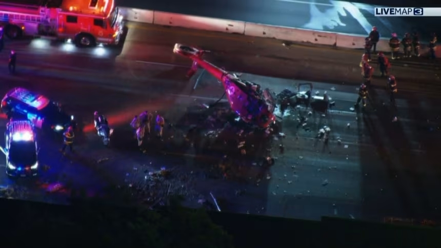 Mỹ: Trực thăng y tế rơi trên đường cao tốc khiến 3 người nguy kịch- Ảnh 1. Mỹ: Trực thăng y tế rơi trên đường cao tốc khiến 3 người nguy kịch- Ảnh 1.