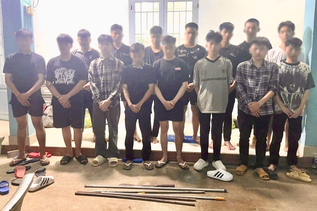 Đồng Nai: Tạm giữ 13 thanh thiếu ni&ecirc;n mang h&agrave;ng n&oacute;ng l&agrave;m loạn tr&ecirc;n QL20- Ảnh 1.