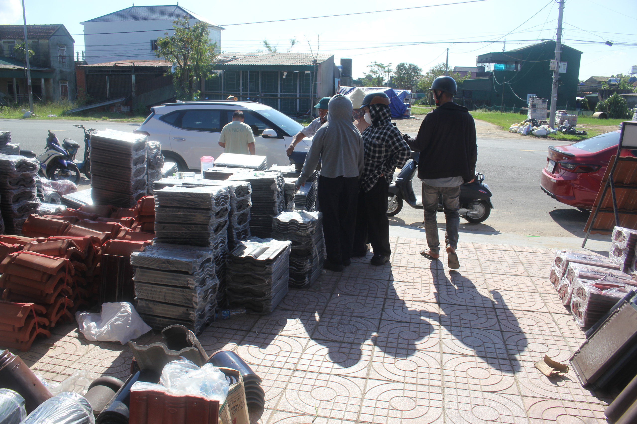 H&agrave; Tĩnh: Người d&acirc;n xếp h&agrave;ng mua vật liệu x&acirc;y dựng về sửa chữa nh&agrave; cửa sau b&atilde;o lũ- Ảnh 3.