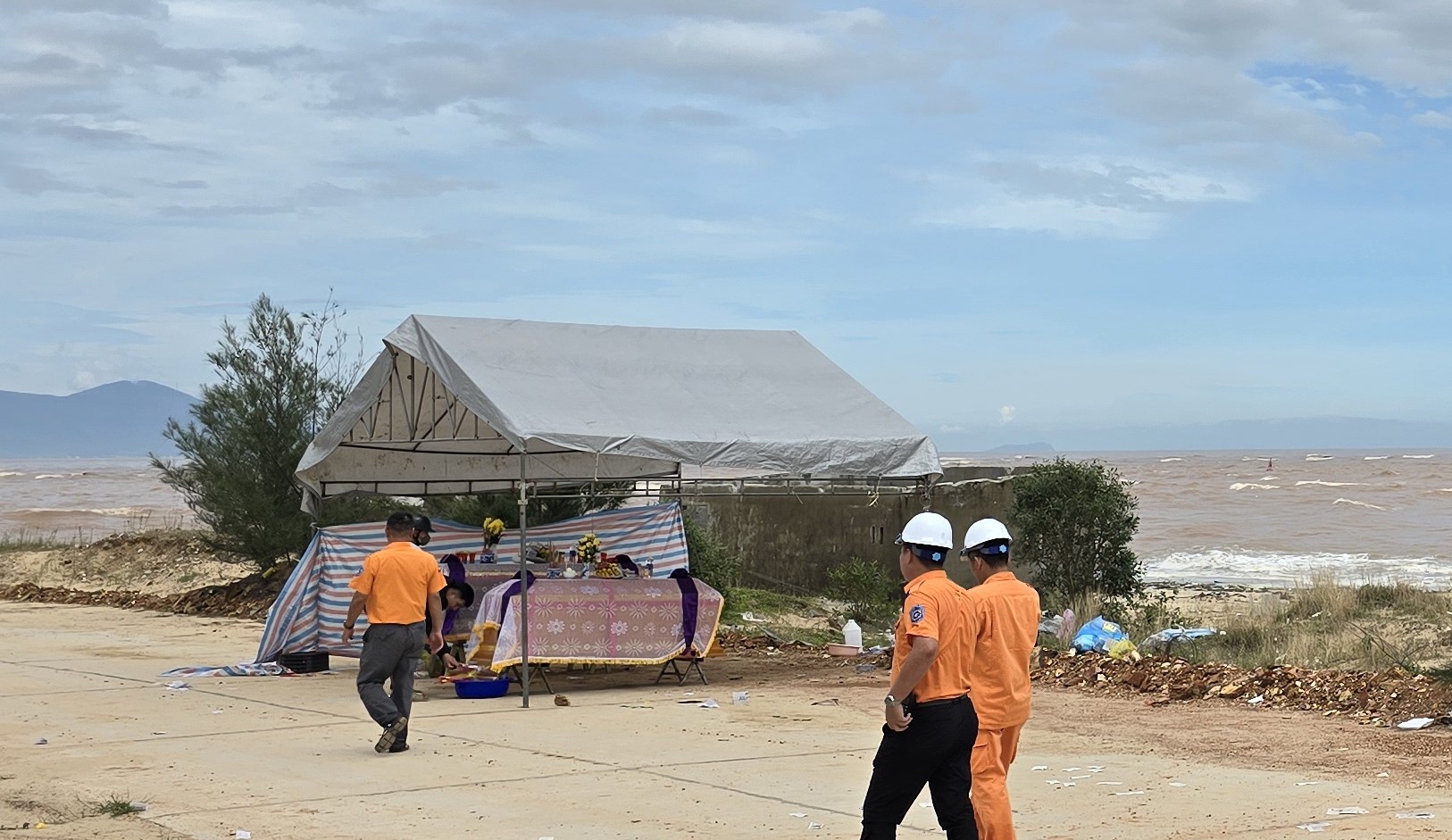 Lời kể của trung t&aacute; c&ocirc;ng an v&agrave; 2 người d&acirc;n vượt s&oacute;ng dữ cứu 7 người tr&ecirc;n t&agrave;u c&aacute; gặp nạn- Ảnh 7.