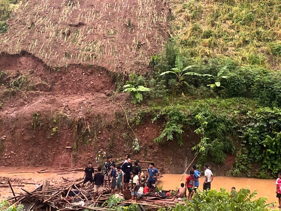 Mưa lớn g&acirc;y sạt lở đất v&ugrave;i lấp hai vợ chồng trong l&aacute;n trại ở Thanh H&oacute;a- Ảnh 1.