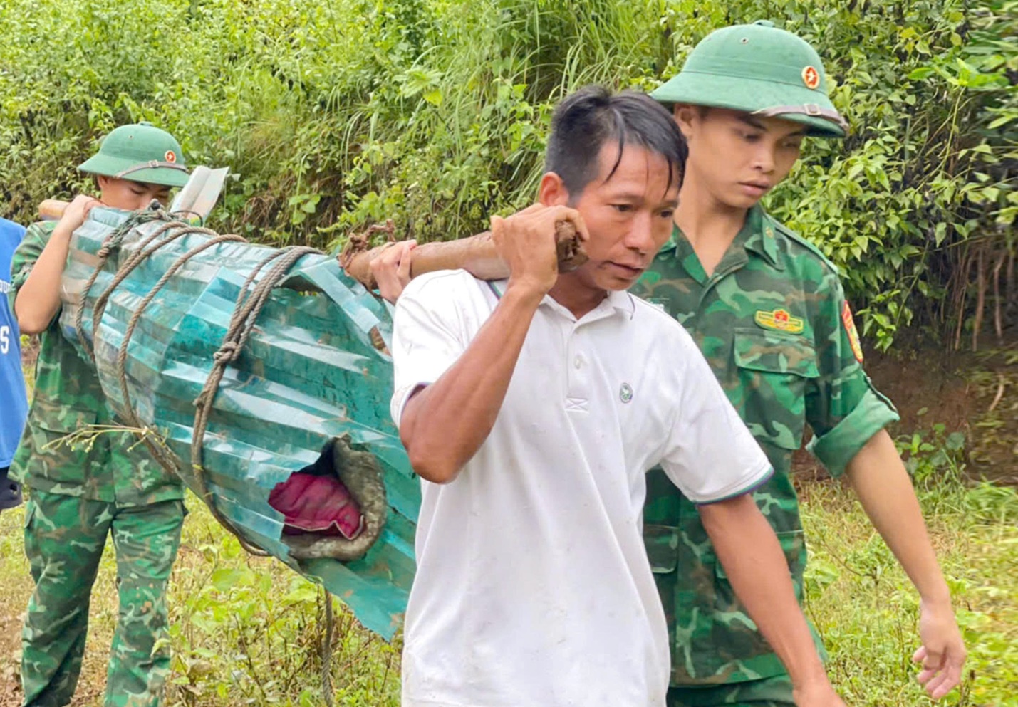 Mưa lớn g&acirc;y sạt lở đất v&ugrave;i lấp hai vợ chồng trong l&aacute;n trại ở Thanh H&oacute;a- Ảnh 2.