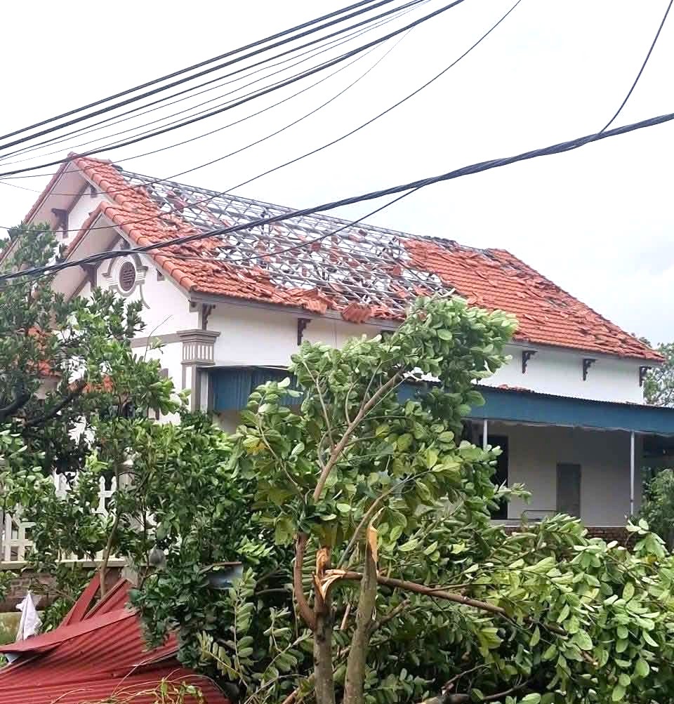 Lốc xoáy gây thiệt hại nhiều nhà dân, trường học tại Hải Phòng- Ảnh 1. Lốc xoáy gây thiệt hại nhiều nhà dân, trường học tại Hải Phòng- Ảnh 1.