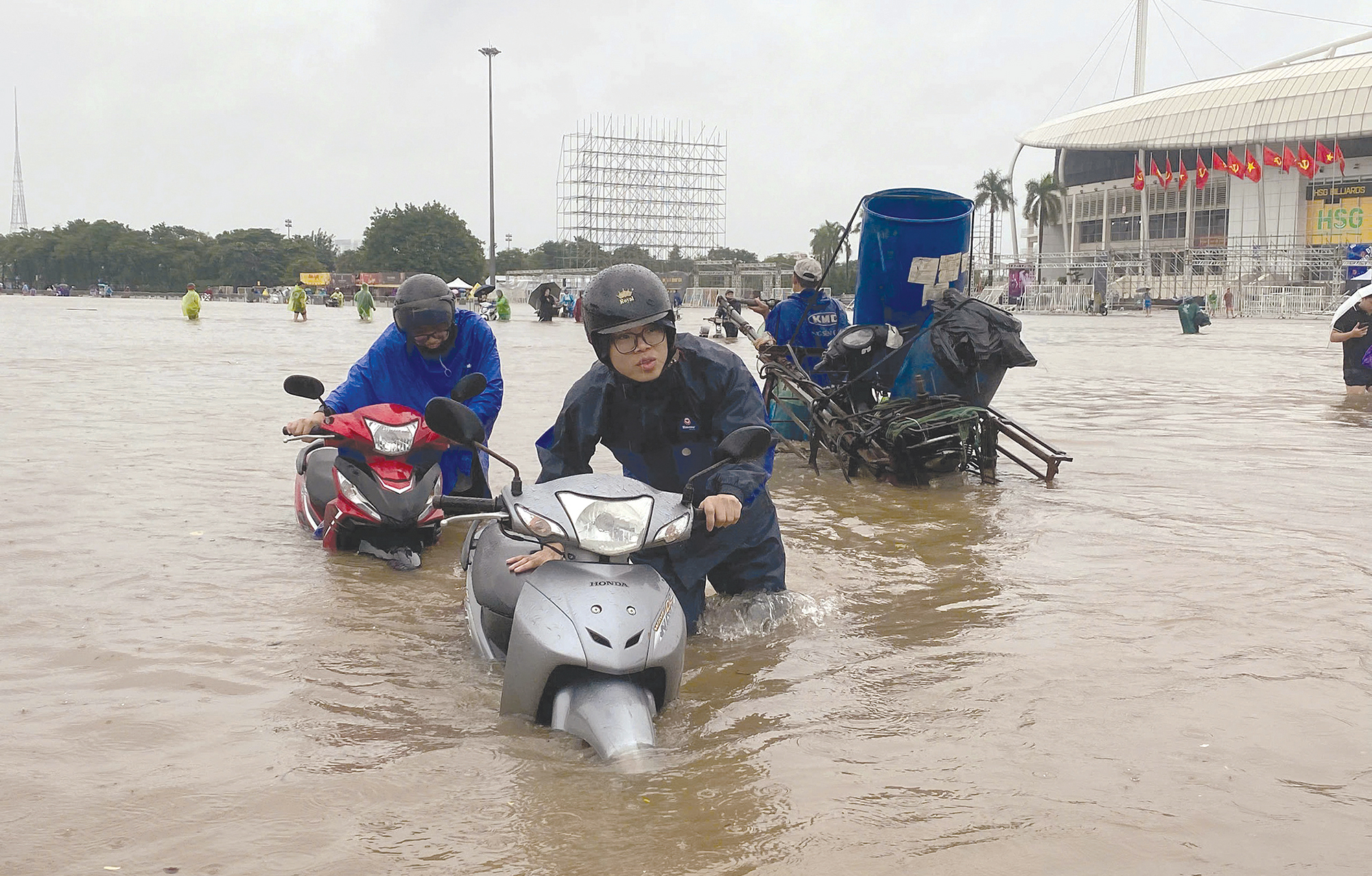 Đến l&uacute;c chấp nhận &ldquo;sống chung với ngập&rdquo;?- Ảnh 1.