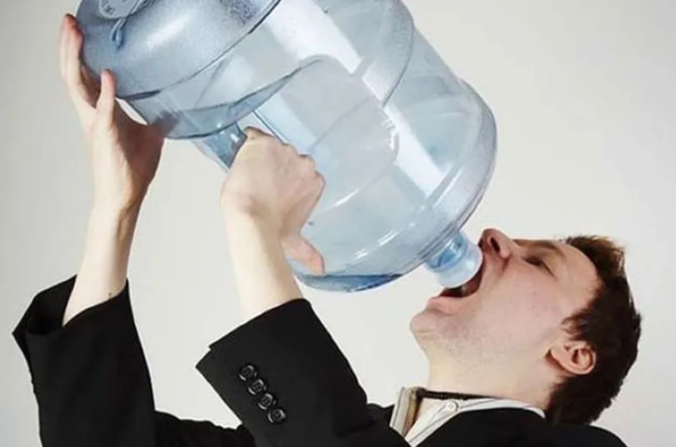 Ph&aacute;t hiện suy tuyến y&ecirc;n v&igrave; nhu cầu bất thường uống 10 l&iacute;t nước/ng&agrave;y- Ảnh 1.