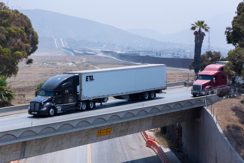 &Ocirc;ng Trump sắp &aacute;p thuế 25% với xe tải hạng nặng nhập khẩu- Ảnh 1.