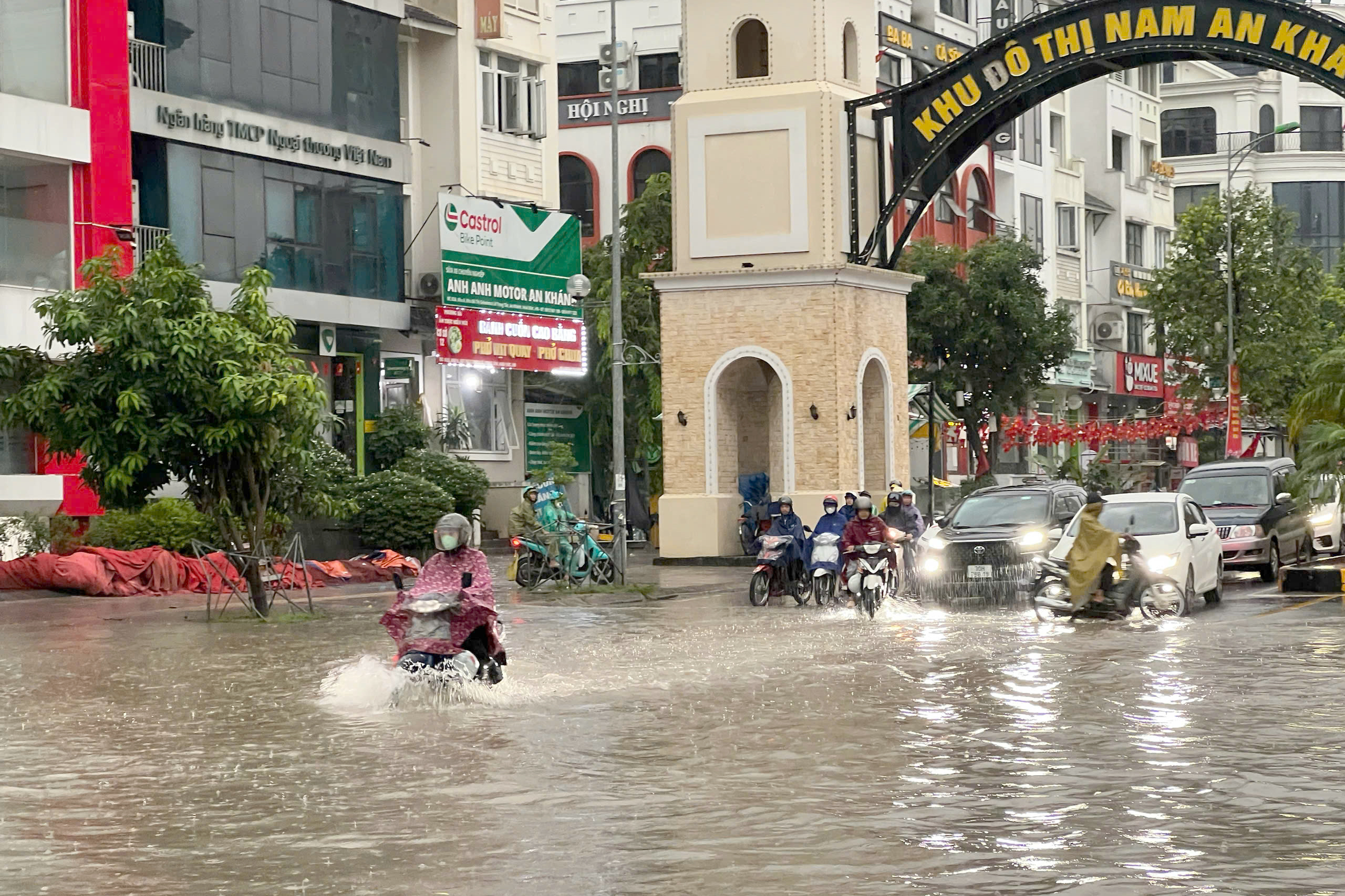 H&agrave; Nội xuất hiện nhiều điểm ngập sau cơn mưa xuy&ecirc;n đ&ecirc;m đến s&aacute;ng- Ảnh 4.