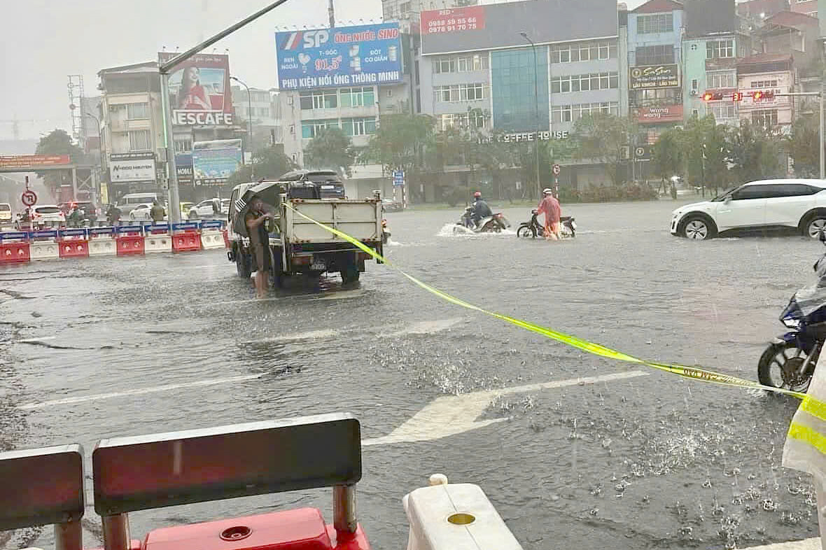 H&agrave; Nội xuất hiện nhiều điểm ngập sau cơn mưa xuy&ecirc;n đ&ecirc;m đến s&aacute;ng- Ảnh 5.