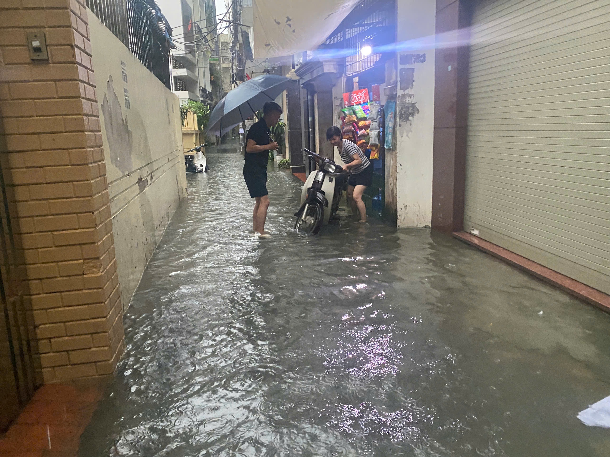 Mưa trắng trời, người d&acirc;n H&agrave; Nội chật vật lo chống ngập- Ảnh 1.