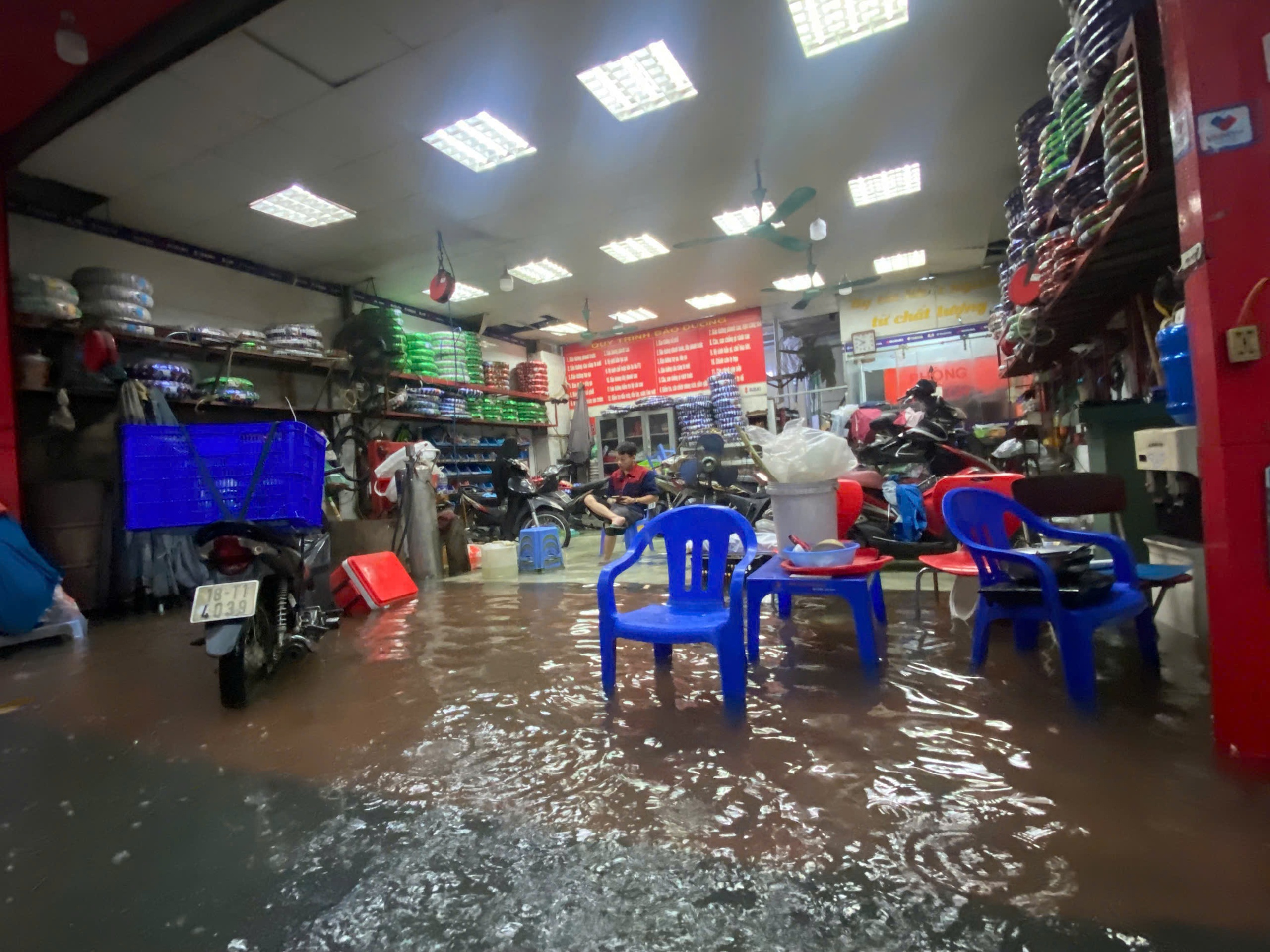 Mưa trắng trời, người d&acirc;n H&agrave; Nội chật vật lo chống ngập- Ảnh 2.
